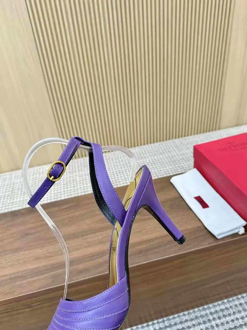 👟👟Ex-factory price 440👟👟 Genuine leather sole +40 Top version 𝑉𝐴𝐿𝐸𝑁𝑇𝐼𝑁𝑂 Valentino new spring and summer women's sandals worth buying ★Absolutely high-grade ❥Original method Absolute sensibility ❥Elegant style Create a different feeling Simple temperament style!  Code number: 35-41 (34-42 customized) Fabric: Imported sheepskin Lining: Lined sheepskin Heel height: 8 cm Leather outsole Rubber outsole